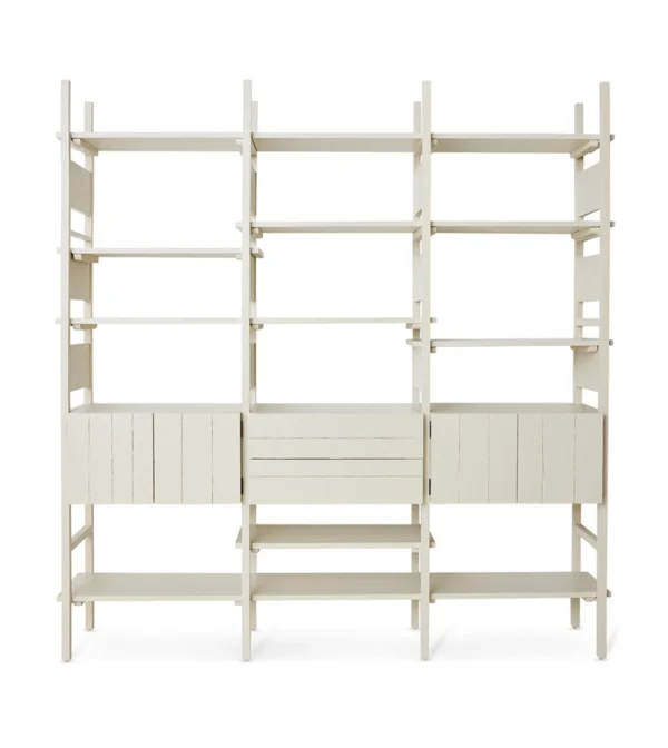 Raw Cabinet Cream de HKLIVING, estantería de madera en color crema con estantes abiertos y armarios.