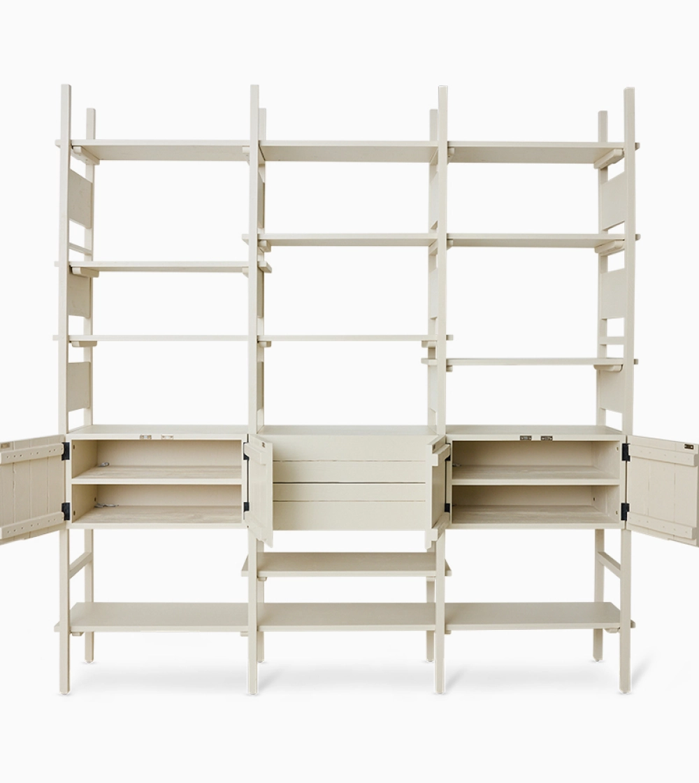 Raw Cabinet Cream de HKLIVING, estantería de madera en color crema con estantes abiertos y armarios.