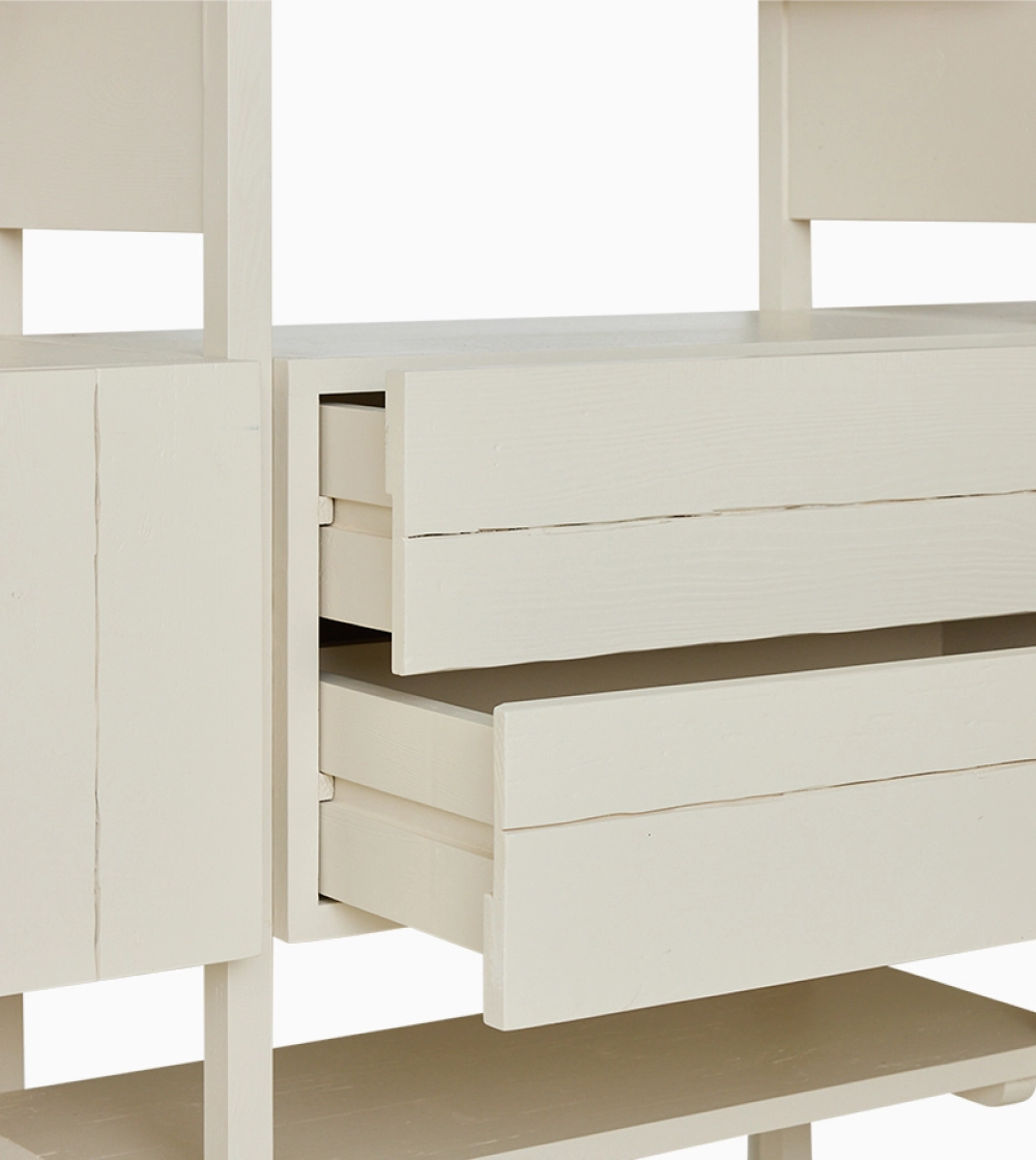 Raw Cabinet Cream de HKLIVING, estantería de madera en color crema con estantes abiertos y armarios.