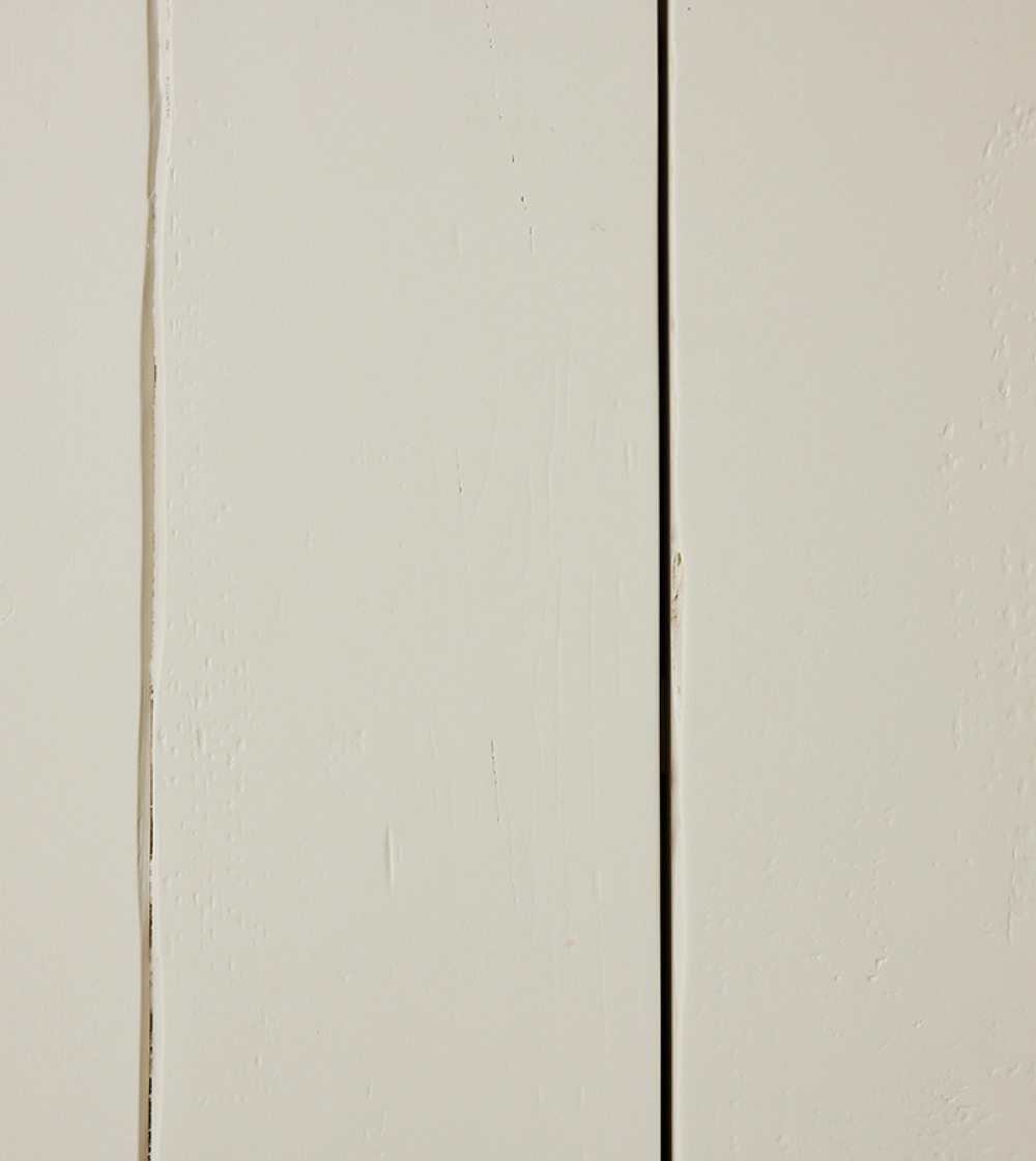 Raw Cabinet Cream de HKLIVING, estantería de madera en color crema con estantes abiertos y armarios.