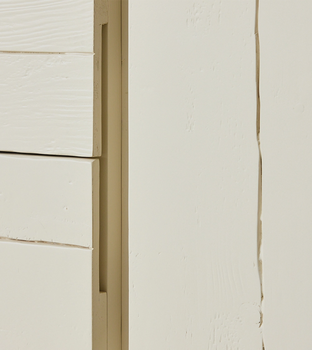 Raw Cabinet Cream de HKLIVING, estantería de madera en color crema con estantes abiertos y armarios.