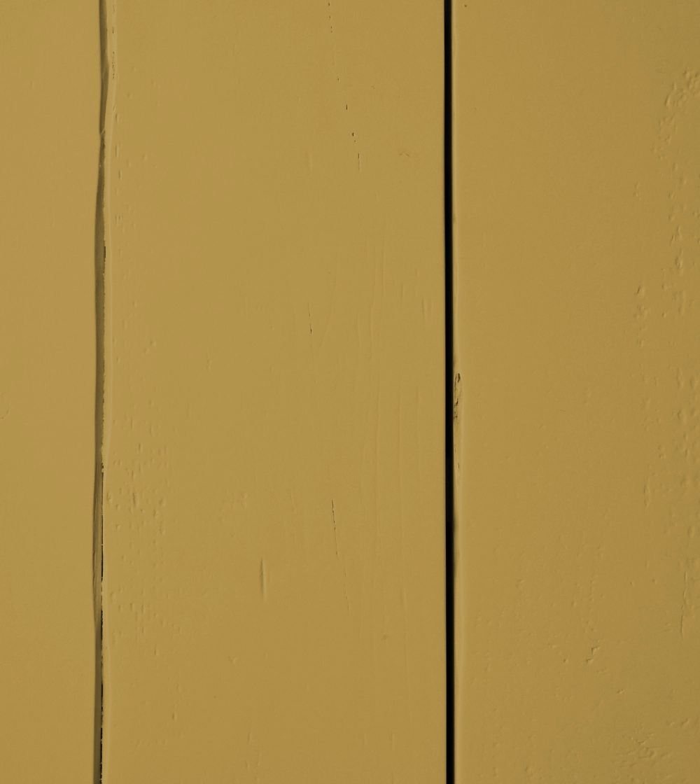 Raw Cabinet mustard de HKLIVING, estantería de madera en color mostaza con estantes abiertos y armarios.