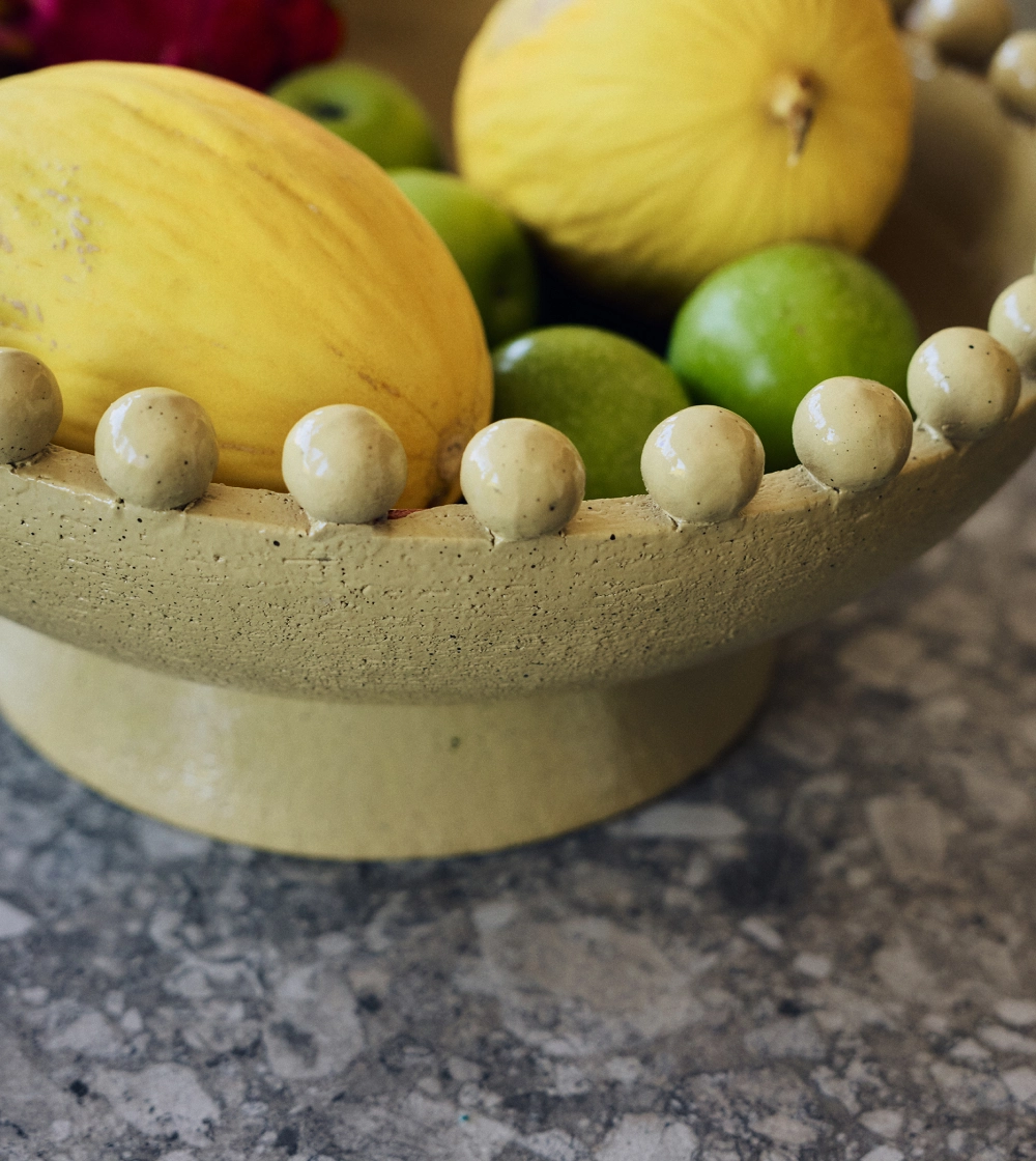 Robust Ceramic Bowl Mustard de HKLIVING, gran cuenco decorativo de loza mostaza con detalles de bolas cerámicas alrededor del borde.
