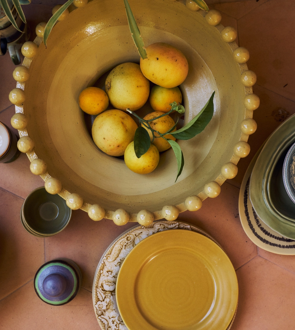 Robust Ceramic Bowl Mustard de HKLIVING, gran cuenco decorativo de loza mostaza con detalles de bolas cerámicas alrededor del borde.