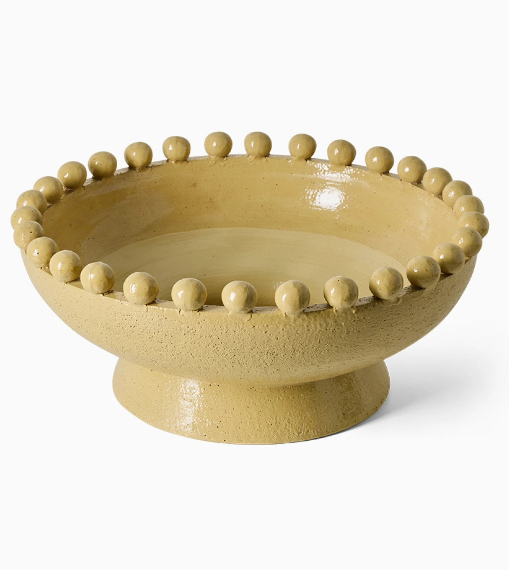 Robust Ceramic Bowl Mustard de HKLIVING, gran cuenco decorativo de loza mostaza con detalles de bolas cerámicas alrededor del borde.