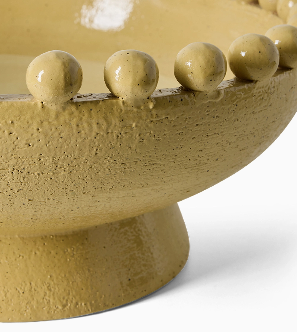 Robust Ceramic Bowl Mustard de HKLIVING, gran cuenco decorativo de loza mostaza con detalles de bolas cerámicas alrededor del borde.