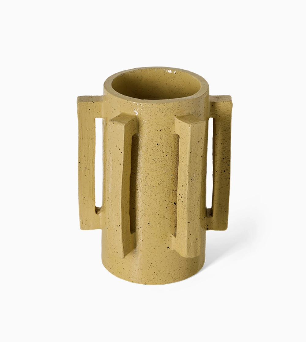 Robust Ceramic Vase Mustard de HKLIVING, jarrón de loza mostaza con cuerpo cilíndrico, grandes asas laterales y acabado moteado.