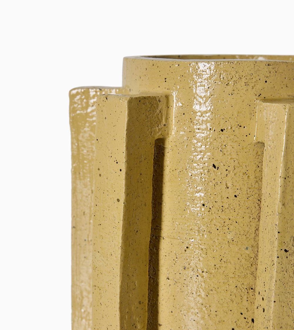 Robust Ceramic Vase Mustard de HKLIVING, jarrón de loza mostaza con cuerpo cilíndrico, grandes asas laterales y acabado moteado.
