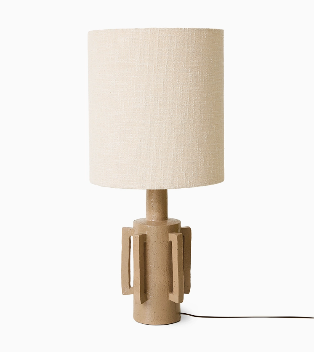 Robust Table Lamp Base Clay de HKLIVING, base de lámpara de mesa de gres en tono arcilla con silueta escultórica y tiradores geométricos.