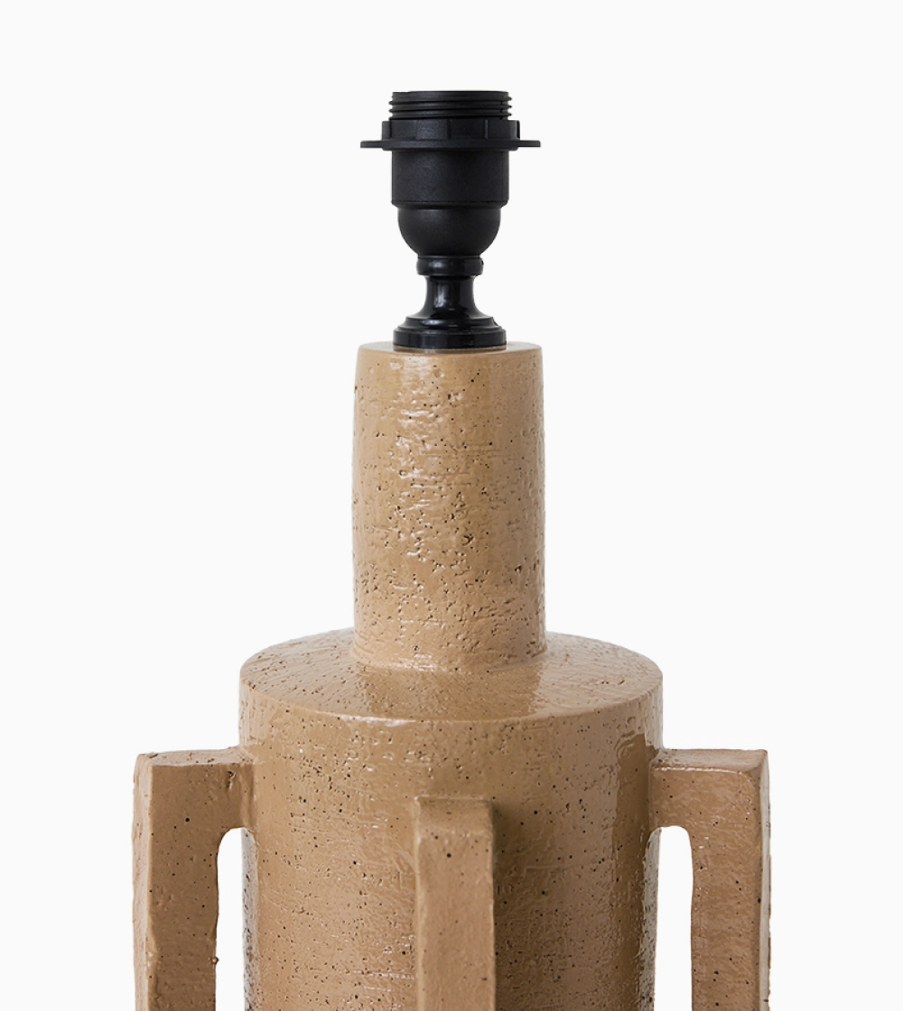 Robust Table Lamp Base Clay de HKLIVING, base de lámpara de mesa de gres en tono arcilla con silueta escultórica y tiradores geométricos.