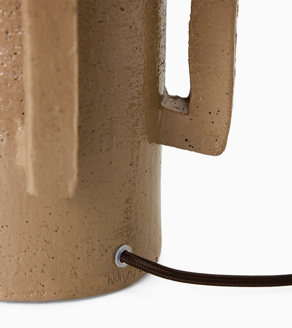 Robust Table Lamp Base Clay de HKLIVING, base de lámpara de mesa de gres en tono arcilla con silueta escultórica y tiradores geométricos.
