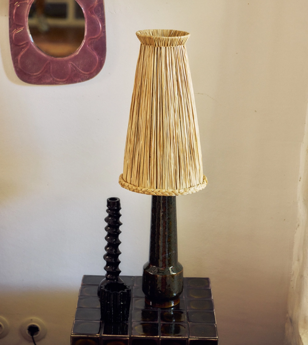 Raffia Lamp Shade de HKLIVING, pantalla de lámpara de rafia natural de silueta alta y textura orgánica.