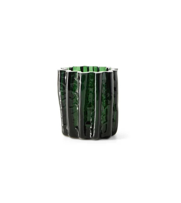 Corolla Candle Holder Emerald de HKLIVING, portavelas de vidrio macizo verde esmeralda con relieves ondulados y diseño escultórico.