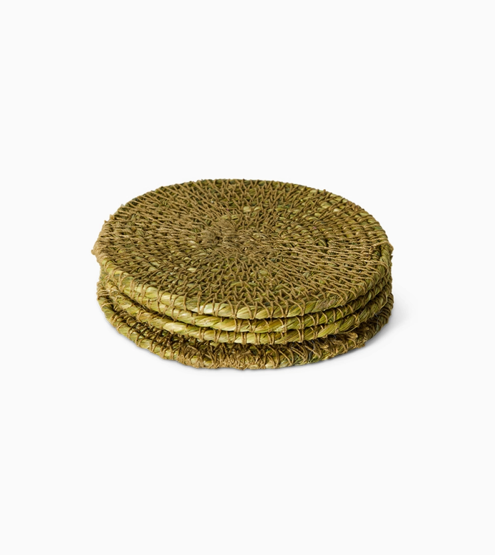 Soft Edge Coasters Seaweed de HKLIVING, set de cuatro posavasos de junco de mar con formas irregulares y acabado natural.