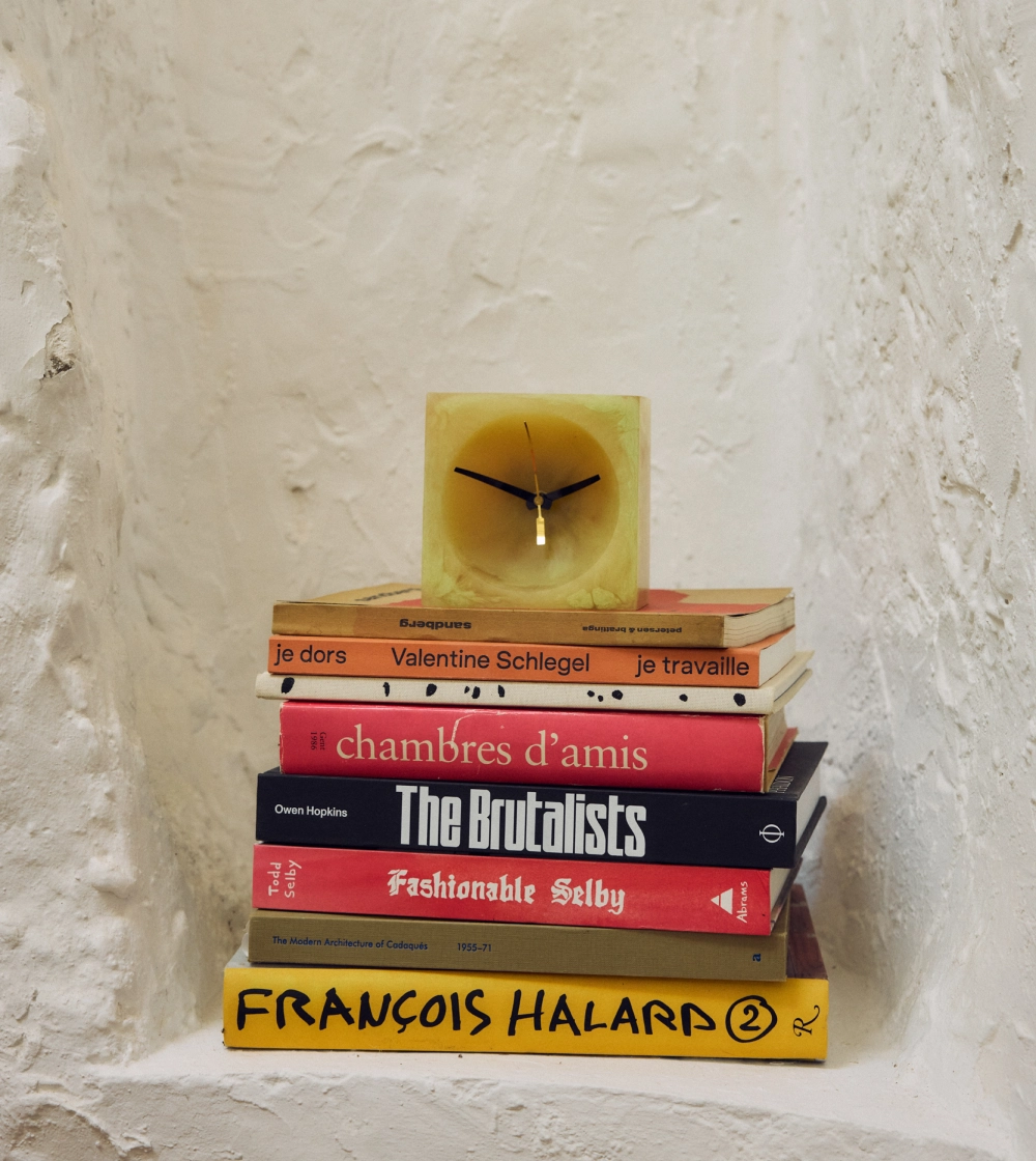 Resin Table Clock Soft Yellow de HKLIVING, reloj de sobremesa de resina amarilla con acabado marmoleado y esfera redonda integrada en una estructura cuadrada.