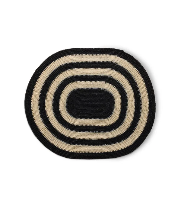 Soft Edge Placemat Amalfi de HKLIVING, mantel individual de junco de mar tejido a mano con forma orgánica y dibujo negro.