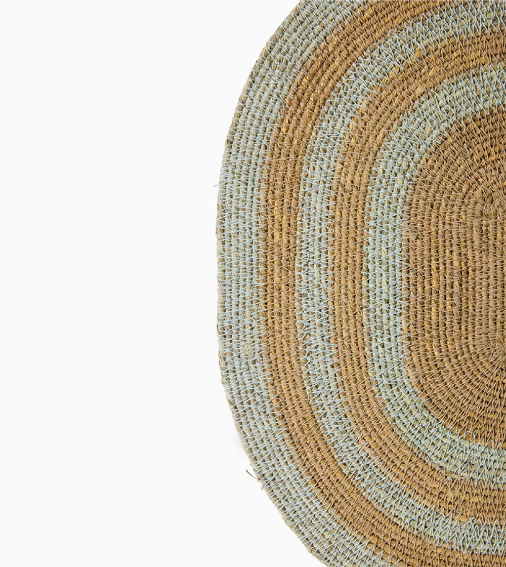 Soft Edge Placemat Seabreeze de HKLIVING, mantel individual de junco de mar tejido a mano con forma orgánica y tonos naturales y azul claro.