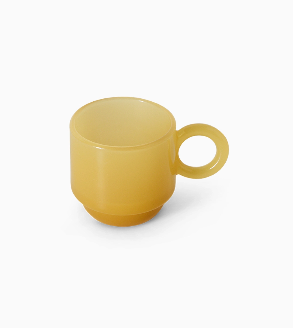 Coffee Mugs Glass Caramel de HKLIVING, set de cuatro vasos de vidrio en tono caramelo para café.