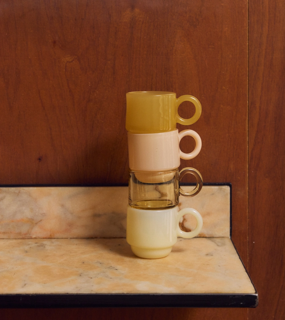 offee Mugs Glass Soft Yellow de HKLIVING, set de cuatro vasos de vidrio amarillo suave para café.