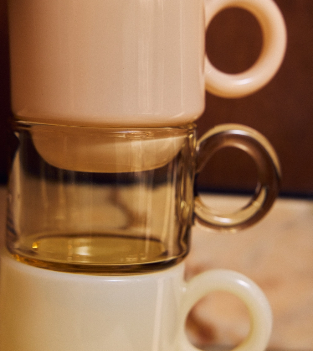 offee Mugs Glass Soft Yellow de HKLIVING, set de cuatro vasos de vidrio amarillo suave para café.