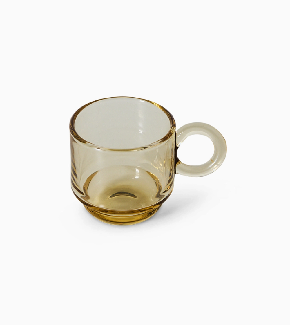 offee Mugs Glass Soft Yellow de HKLIVING, set de cuatro vasos de vidrio amarillo suave para café.
