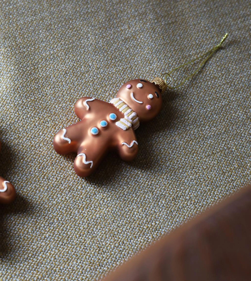 Adorno navideño Gingerbread Pink de &Klevering, muñeco de jengibre multicolor elaborado en cristal pintado a mano para decorar el árbol de Navidad.