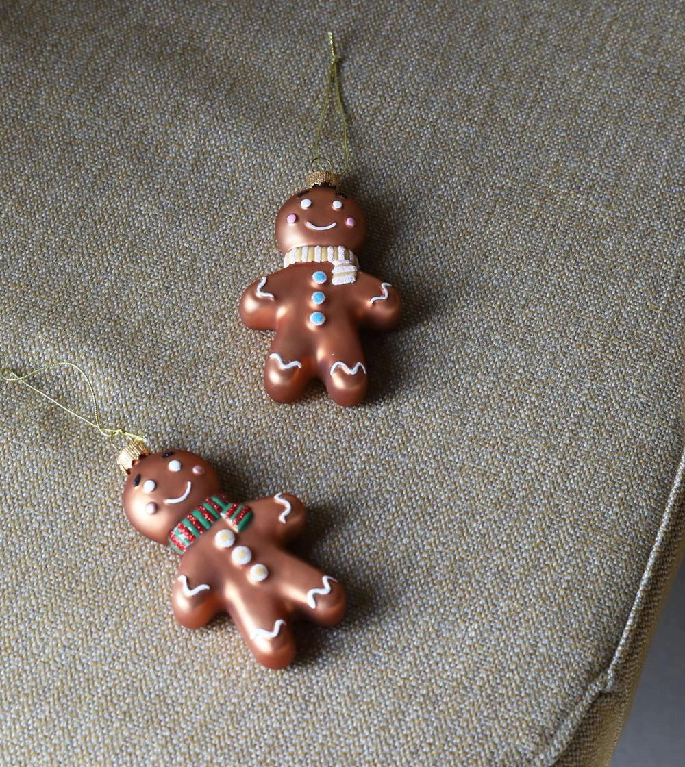 Adorno navideño Gingerbread Pink de &Klevering, muñeco de jengibre multicolor elaborado en cristal pintado a mano para decorar el árbol de Navidad.