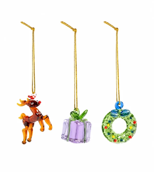 Set de tres adornos navideños Merry #1 de &Klevering, con figuras de reno, regalo y corona navideña, elaboradas en cristal de borosilicato soplado y decorado a mano.