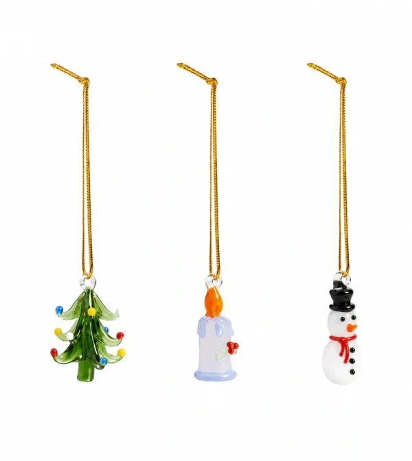 Set de tres adornos navideños Merry #1 de &Klevering, con figuras de reno, regalo y corona navideña, elaboradas en cristal de borosilicato soplado y decorado a mano.