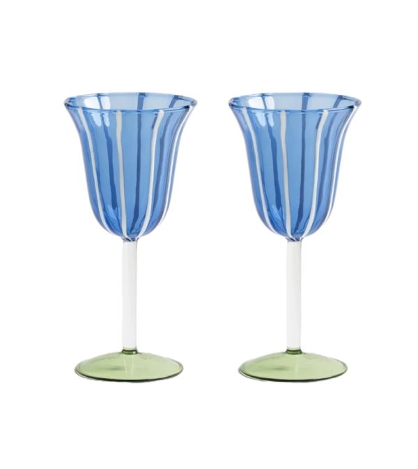 Set de dos copas de vino Eve Blue de &Klevering, elaboradas en cristal de borosilicato con silueta estilizada y delicados detalles decorativos en tonos azules.