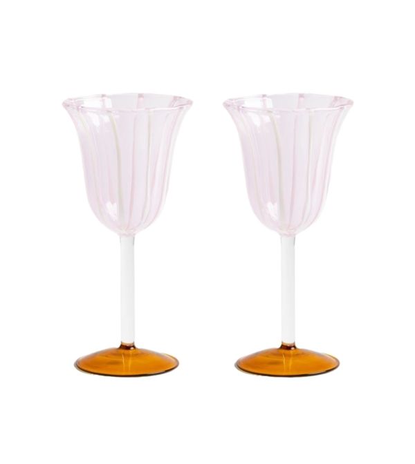 Set de dos copas de vino Eve Pink de &Klevering, elaboradas en cristal de borosilicato con silueta estilizada y delicados detalles decorativos en tonos rosados.