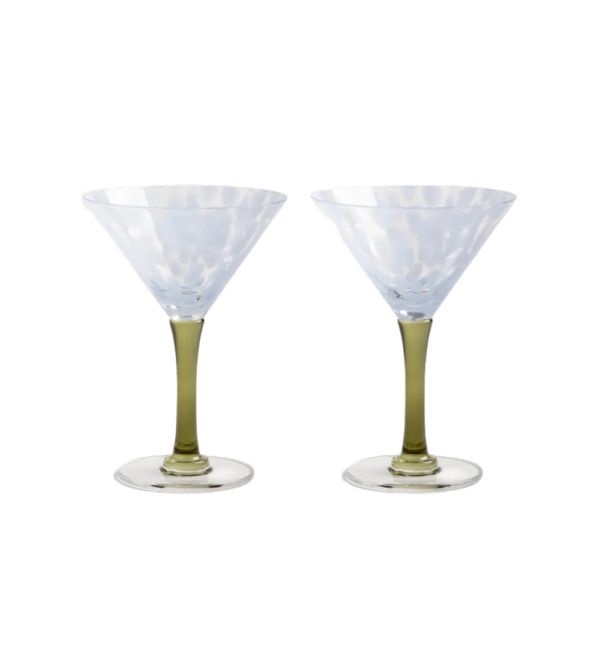 Set de dos copas Rialto Tall Blue de &Klevering, elaboradas en cristal soplado a mano con acabado efecto carey en tonos azules y diseño estilizado.