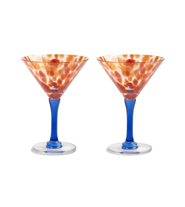 Set de dos copas Rialto Tall Red de &Klevering, elaboradas en cristal soplado a mano con acabado efecto carey en tonos rojizos y diseño estilizado.