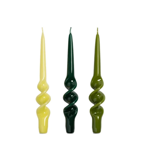 Set de tres velas decorativas Alpha Greens de &Klevering, con formas retorcidas y diferentes tonalidades de verde, elaboradas y pintadas a mano.