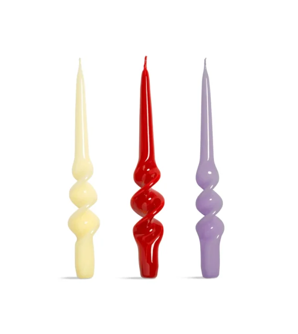 Set de tres velas decorativas Alpha Sunset de &Klevering, con formas retorcidas y colores amarillo, rojo y lavanda, elaboradas y pintadas a mano.