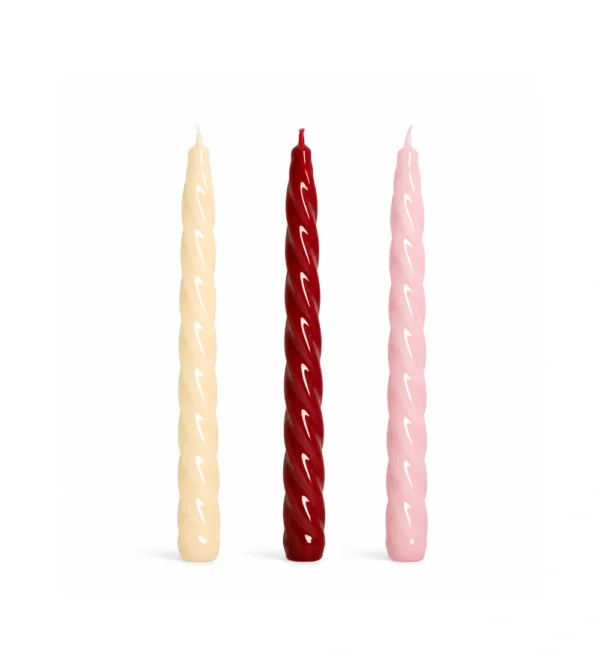 Set de tres velas decorativas Bravo Reds de &Klevering, de silueta alargada y combinación de tonos rojos y rosados, elaboradas y pintadas a mano.