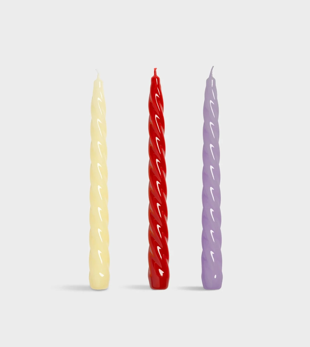 Set de 3 velas Bravo Sunset de &Klevering, pintadas a mano en Polonia. Diseño escultórico y colorido para decorar tu hogar o regalar.